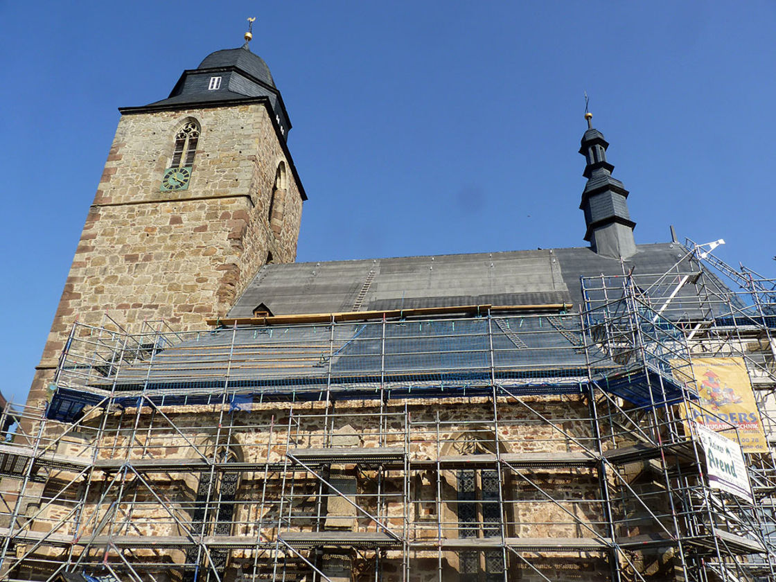 Dacharbeiten an St. Crescentius (Foto: Karl-Franz Thiede)